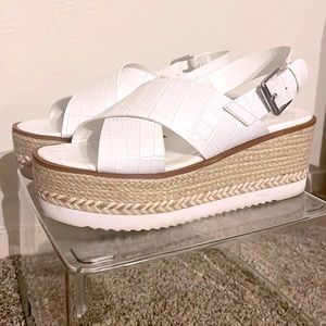 VINCE CAMUTO WHITE PLATFORM SNAKESKIN PRINT SANDALS SIZE 7 1/2